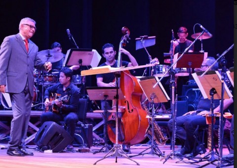Amazonas Jazz Band mistura música brasileira e ritmos latinos no Teatro Amazonas