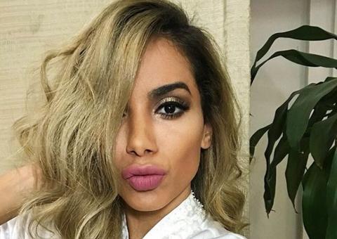 Anitta empina bumbum de fio dental em passeio de barco