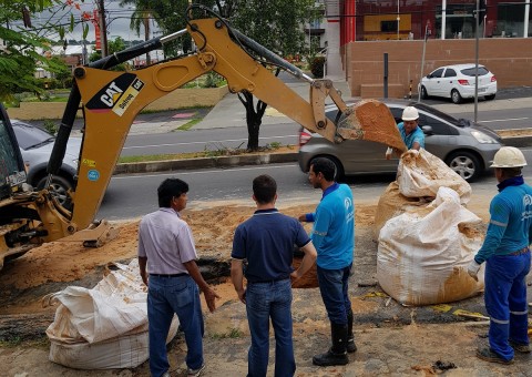 Manaus Ambiental é notificada por reparos mal feitos em ruas de Manaus
