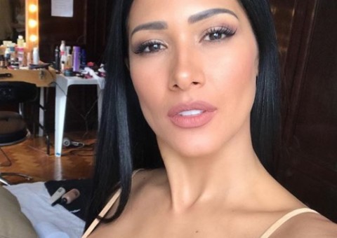 Quase nua, Simaria mostra detalhe de sutiã ousado