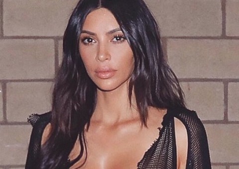 Kim Kardashian aparece só de calcinha em foto íntima na cama