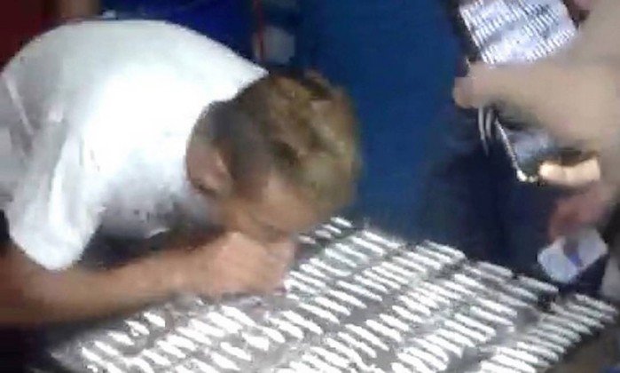 Vídeo mostra detentos cheirando carreiras de cocaína em presídio