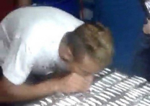 Vídeo mostra detentos cheirando carreiras de cocaína em presídio