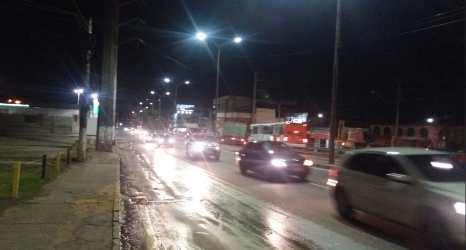 Trânsito é liberado quase 24h depois de rompimento de adutora em Manaus