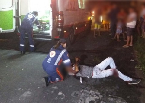Jovem é baleado por justiceiro misterioso enquanto assaltava em Manaus