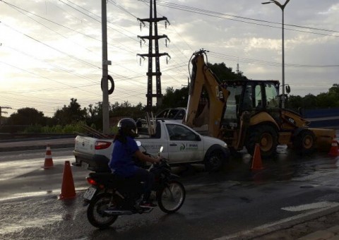 Em Manaus, adutora volta a romper após menos de 12h do reparo