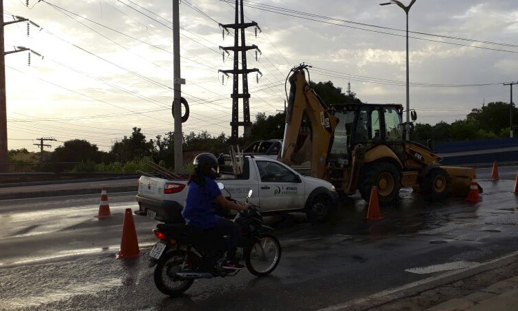 Em Manaus, adutora volta a romper após menos de 12h do reparo