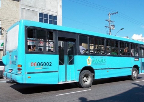 Trio invade coletivo e faz mulher refém durante assalto em Manaus