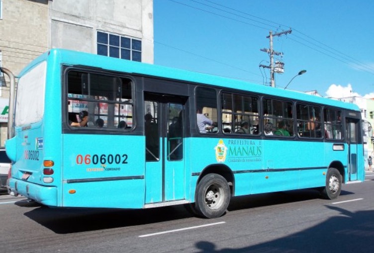 Trio invade coletivo e faz mulher refém durante assalto em Manaus