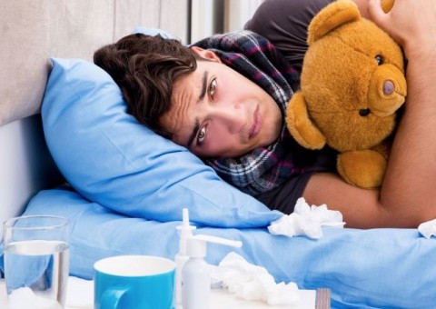 Por que homem faz drama quando está gripado? Ciência explica