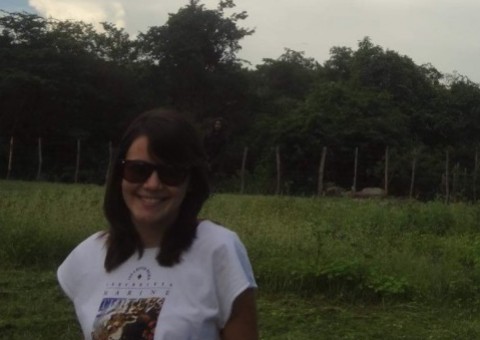 Jovem revira álbum de família e encontra fantasma em foto