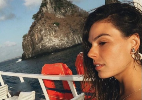 Isis Valverde dá surra de beleza e ostenta barriga definida