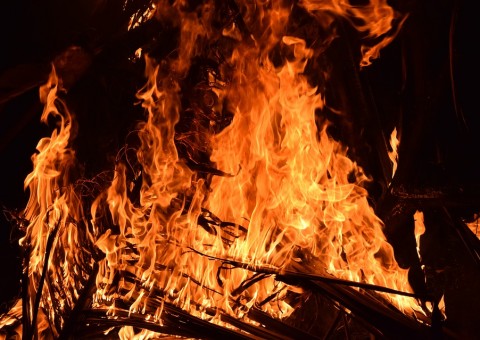 Bombeiro atende ligação de emergência e descobre que sua própria casa sofreu incêndio