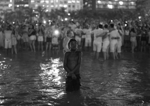 Fotógrafo encontra menino famoso do Réveillon e revela detalhes sobre encontro