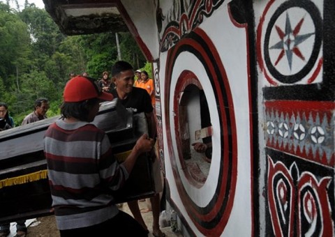  Ritual sinistro de desenterrar mortos para trocar roupa viraliza na internet; Veja fotos