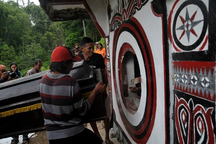  Ritual sinistro de desenterrar mortos para trocar roupa viraliza na internet; Veja fotos
