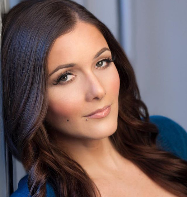 Aos 42, Nana Gouvêa aparece completamente nua em sauna e fãs vão à loucura