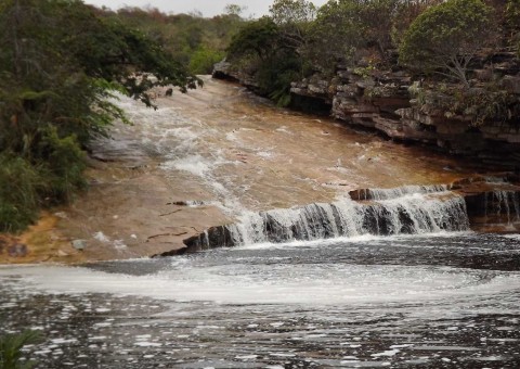 Turista é arrastada por correnteza e morre durante passeio a cachoeira
