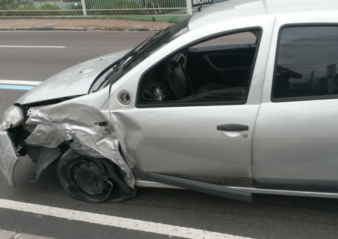 Carro se choca contra poste em avenida de Manaus