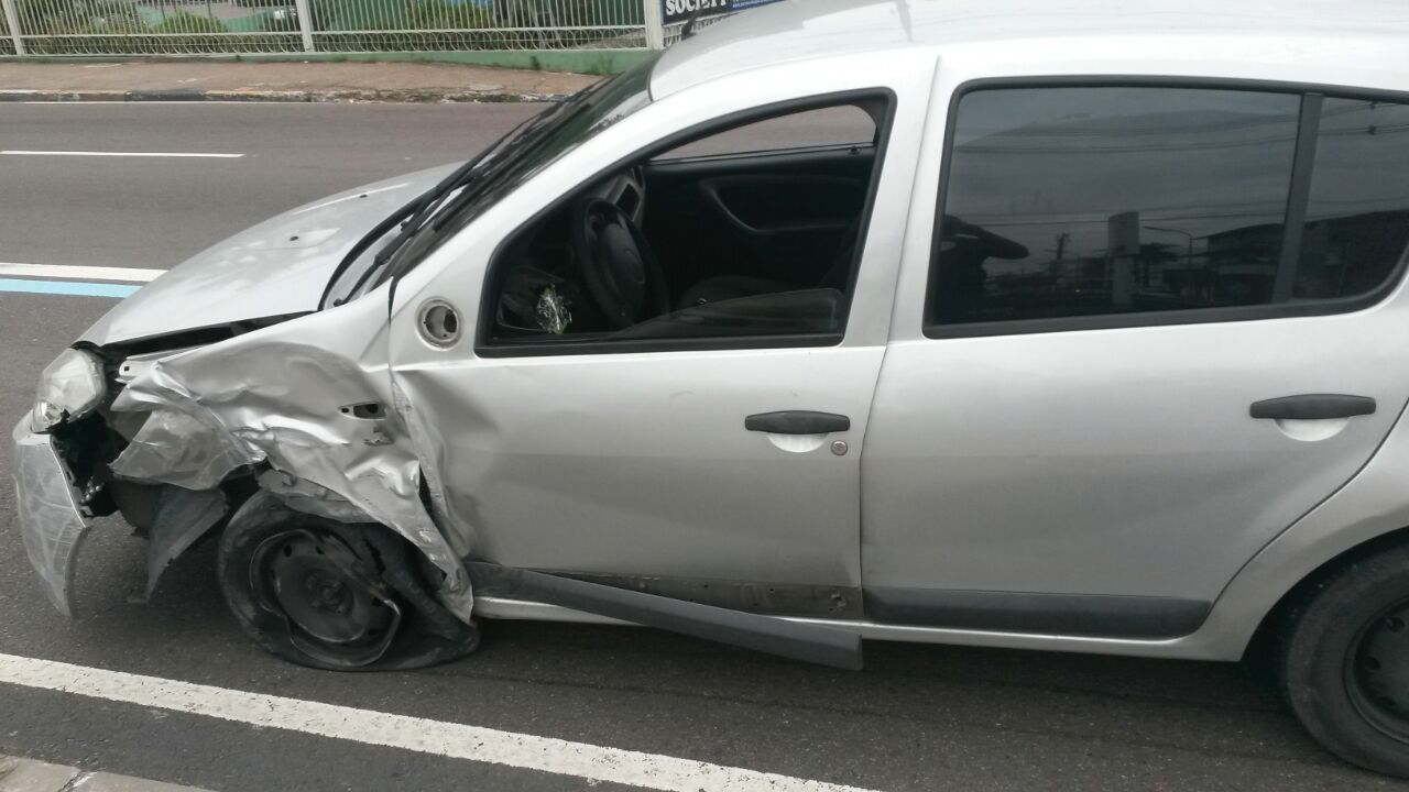 Carro se choca contra poste em avenida de Manaus