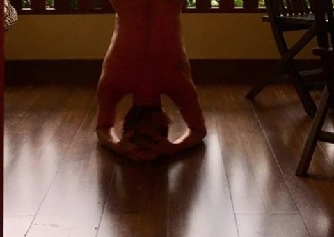 Em foto, mulher de Stênio Garcia surge completamente nua praticando yoga 