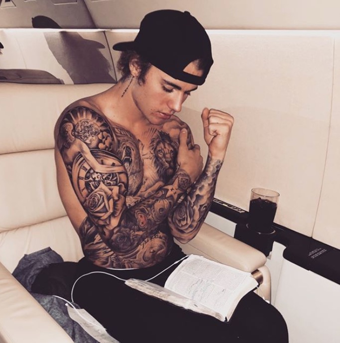 Justin Bieber pega fãs de surpresa e 'fecha' braço com novas tatuagens