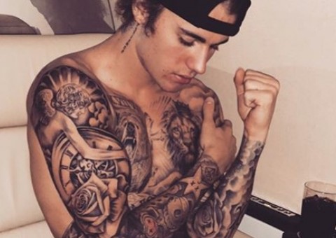 Justin Bieber pega fãs de surpresa e 'fecha' braço com novas tatuagens