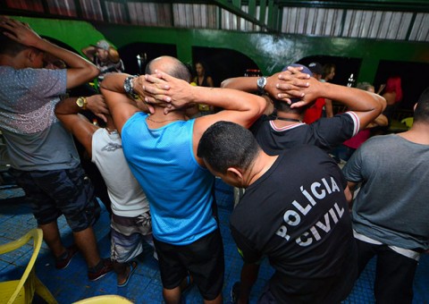 11 bares são notificados e foragido é recapturado durante operação policial em Manaus