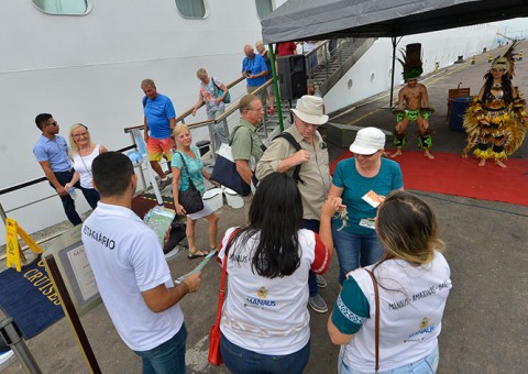 Quase mil turistas desembarcaram em Manaus neste domingo