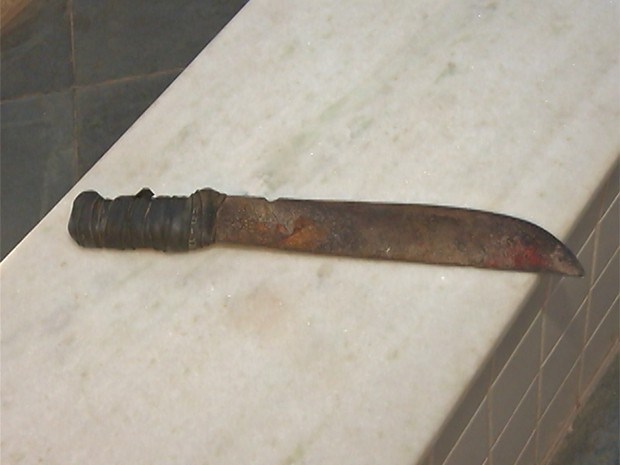 Jovem é preso com terçado e arma dentro de ônibus em Manaus