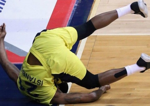 Jogador de basquete fica desacordado após fazer enterrada e cair sobre o pescoço 