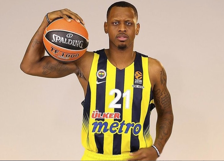 Jogador de basquete fica desacordado após fazer enterrada e cair sobre o pescoço 