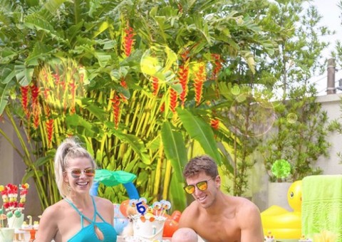 Karina Bacchi comemora 5 meses do filho ao lado do namorado