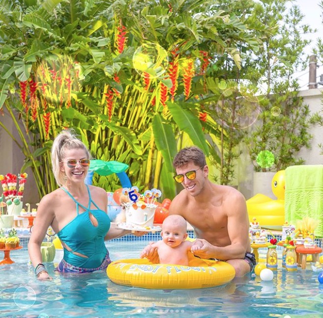 Karina Bacchi comemora 5 meses do filho ao lado do namorado