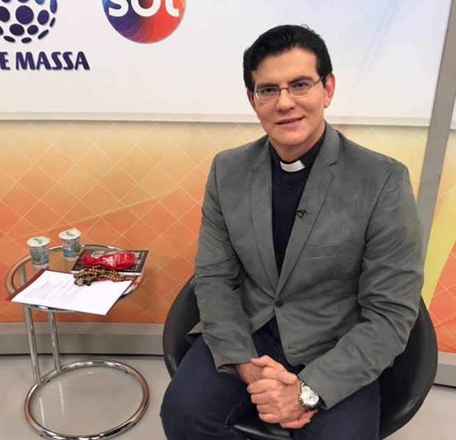 Jovem diz estar grávida do padre Reginaldo Manzotti