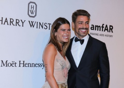 Em meio a boatos de separação, Cauã Reymond e Mariana Goldfarb vão à festa