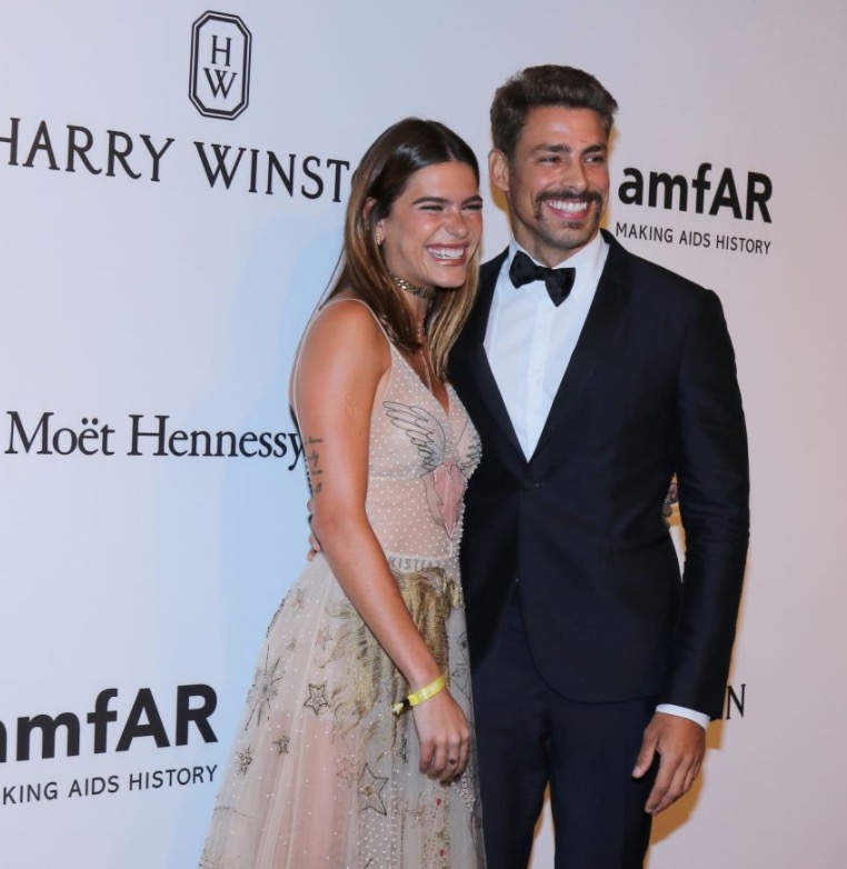 Em meio a boatos de separação, Cauã Reymond e Mariana Goldfarb vão à festa