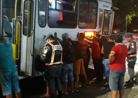 27 pessoas são presas e quatro menores apreendidos durante operação em Manaus