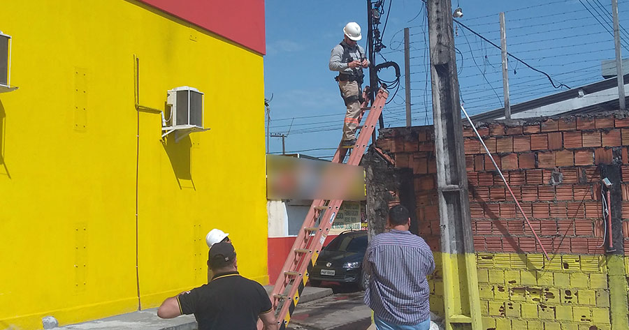Supermercado popular é flagrado com 'gato' de energia em Manaus