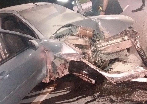 Em Manaus, motorista dorme ao volante e se choca violentamente contra muro