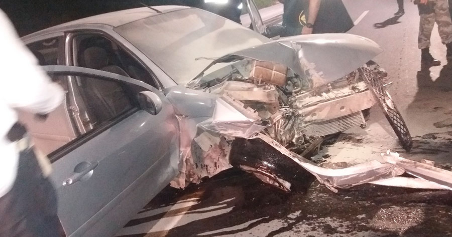 Em Manaus, motorista dorme ao volante e se choca violentamente contra muro