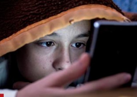 Celular antes de dormir afeta sono, hormônios e desenvolvimento infantil