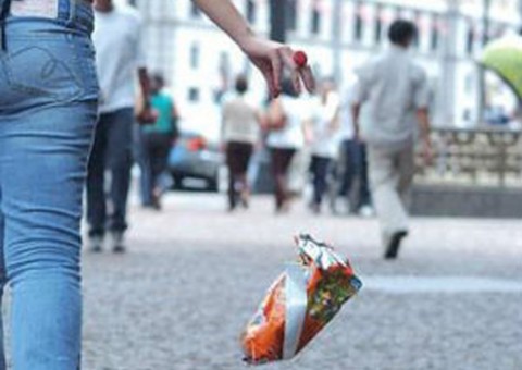 Agora é lei! Quem jogar lixo nas ruas de Manaus será multado 