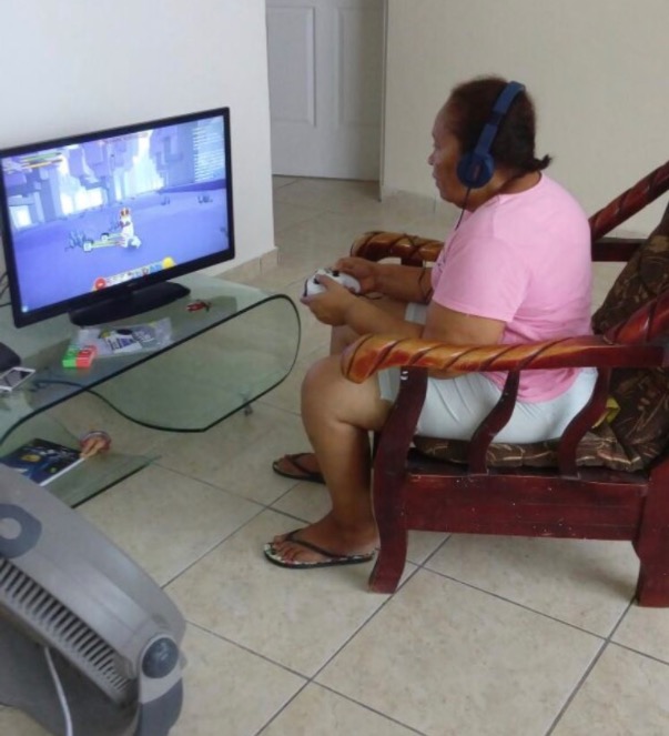 Neto dá videogame de presente para avó de zoeira mas ela fica viciada