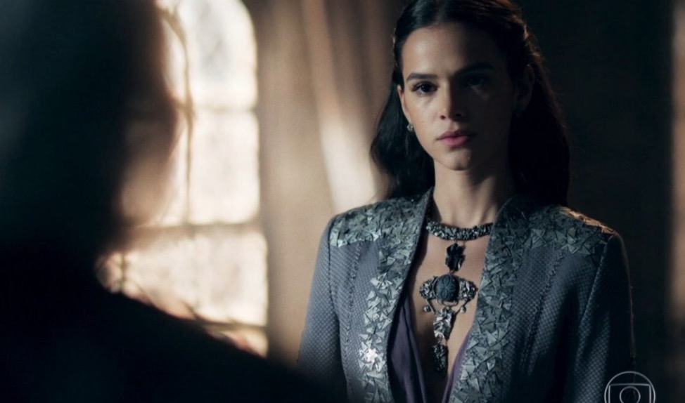 Em Paris, Neymar assiste estreia de novela e comenta cena com Bruna Marquezine