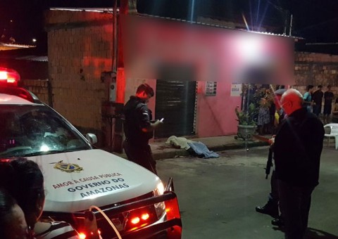 Homem é assassinado a facadas no meio de rua em Manaus
