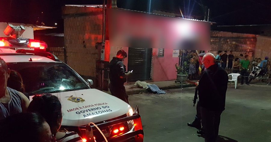 Homem é assassinado a facadas no meio de rua em Manaus