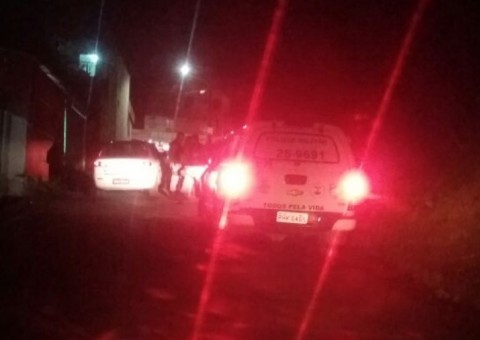 Armados, homens se passam por passageiros para assaltarem taxista em Manaus