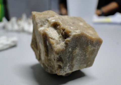 Casal é flagrado com drogas escondidas em carro e entrega 'parceiro' em Manaus