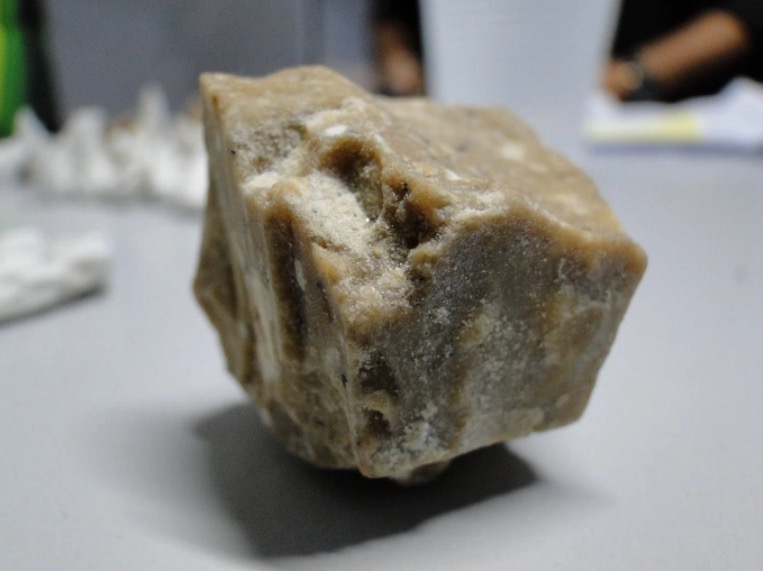 Casal é flagrado com drogas escondidas em carro e entrega 'parceiro' em Manaus